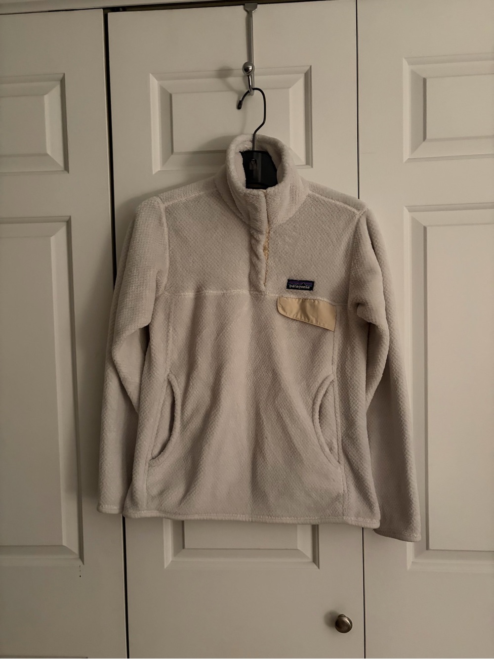 Patagonia women’s size sm Cream Fleece Pullover with 1/4 snap closure kangaroo